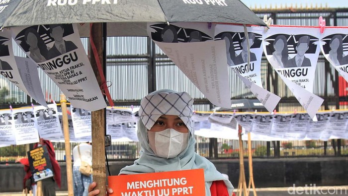 Sejumlah aktivis yang menggeluti isu-isu Pekerja Rumah Tangga (PRT)  gelar aksi di depan gedung DPR, Jakarta. Mereka memasang instalasi 580 jemuran anggota DPR.