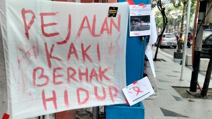 Aksi Koalisi Pejalan Kaki Surabaya melakukan sosialisasi untuk memperjuangkan hak pejalan kaki.