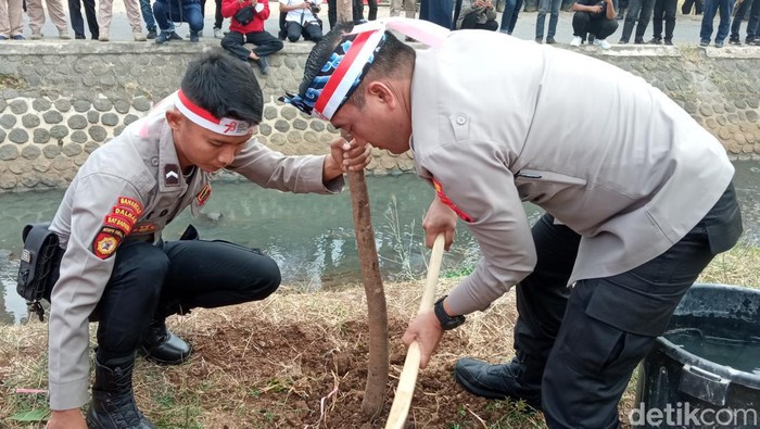 Aksi penanaman pohon di Cirebon