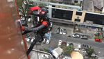 Aksi Spiderman Bersihkan Gedung di Malang yang Curi Perhatian