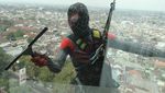 Aksi Spiderman Bersihkan Gedung di Malang yang Curi Perhatian