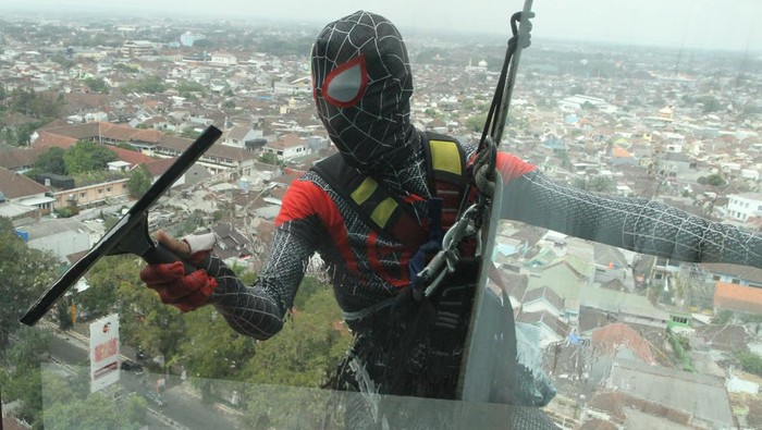 Pekerja berkostum Spiderman membersihkan kaca di Hotel Aria Gajayana, Malang, Jawa Timur, Rabu (23/8/2023). Aksi di gedung berlantai 12 tersebut dilakukan untuk memberi kenyamanan bagi tamu sekaligus menarik perhatian wisatawan yang berkunjung di Kota Malang. ANTARA FOTO/Ari Bowo Sucipto/rwa.