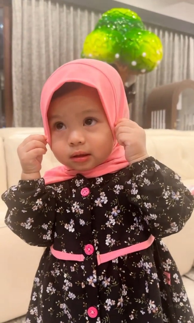 Ameena tampak mengangguk saat ayahnya Atta Halilintar bertanya suka pakai hijab atau tidak. Foto: Dok. Instagram @aurelie.hermansyah.