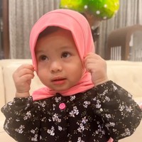 Ameena tampak mengangguk saat ayahnya Atta Halilintar bertanya suka pakai hijab atau tidak. Foto: Dok. Instagram @aurelie.hermansyah.