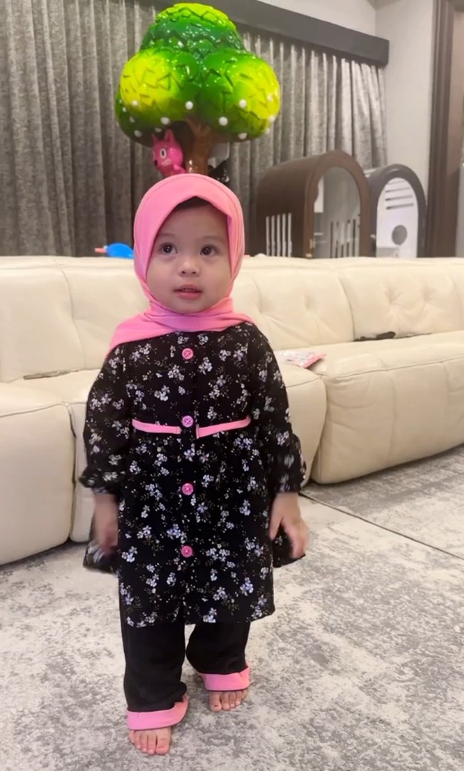 Tingkah laku anak pasangan Aurelie Hermansyah dan Atta Halilintar yang lucu dan menggemaskan selalu menjadi perhatian di media sosial. Salah satunya ketika Atta Halilintar merekam sang anak memakai hijab. Foto: Dok. Instagram @aurelie.hermansyah.