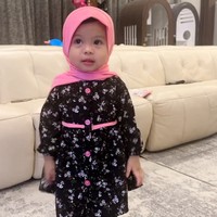 Tingkah laku anak pasangan Aurelie Hermansyah dan Atta Halilintar yang lucu dan menggemaskan selalu menjadi perhatian di media sosial. Salah satunya ketika Atta Halilintar merekam sang anak memakai hijab. Foto: Dok. Instagram @aurelie.hermansyah.