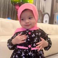 Ameena Hanna Nur Atta lahir pada 22 Februari 2022. Berusia hampir 1,5 tahun, Ameena terlihat memakai hijab bergo warna pink. Foto: Dok. Instagram @aurelie.hermansyah.