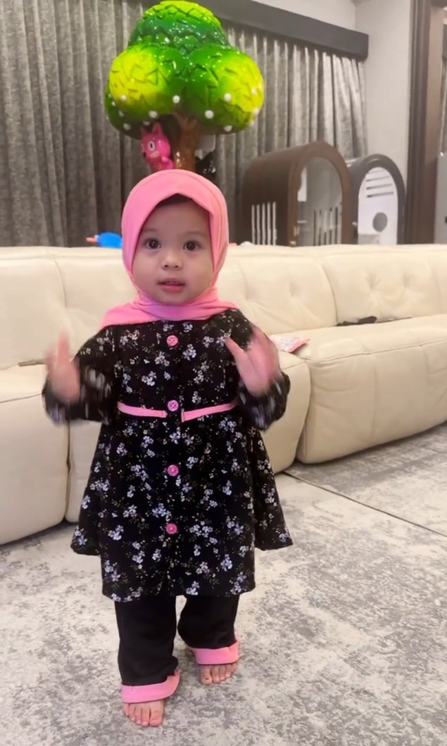 Melihat aksi sang anak yang menggemaskan, Atta bertanya kepada Ameena, Lucu banget. Mau kemana bu Hajah? Mau ngaji? Oh mau ngaji? Foto: Dok. Instagram @aurelie.hermansyah.