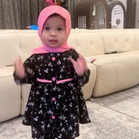 Melihat aksi sang anak yang menggemaskan, Atta bertanya kepada Ameena, Lucu banget. Mau kemana bu Hajah? Mau ngaji? Oh mau ngaji? Foto: Dok. Instagram @aurelie.hermansyah.