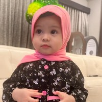 Ketika memakai hijab bergo, membuat pipi Ameena semakin bulat dan menggemaskan seperti boneka. Ameena mengenakan baju hitam motif bunga-bunga. Foto: Dok. Instagram @aurelie.hermansyah.