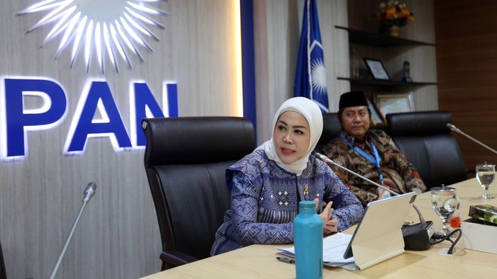 Anggota DPR dari Fraksi PAN, Intan Fauzi, saat temui warga yang menolak water tank atau tangki air raksasa PDAM Depok.