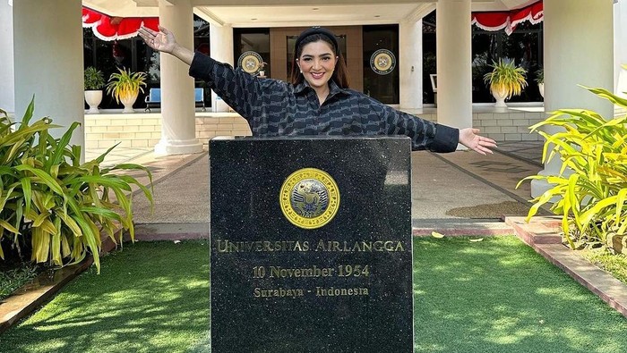 Ashanty saat berfoto di Universitas Airlangga (Unair) Surabaya.