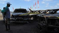 Peristiwa tersebut terjadi pada Rabu (23/8) sekitar pukul 03.10 WIT dini hari. Api menghanguskan 12 mobil yang sedang terparkir.