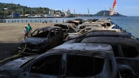 Sejumlah bangkai mobil yang telah hangus akibat terbakar di halaman Gedung DPR Papua, Kota Jayapura, Papua, Rabu (23/8/2023).