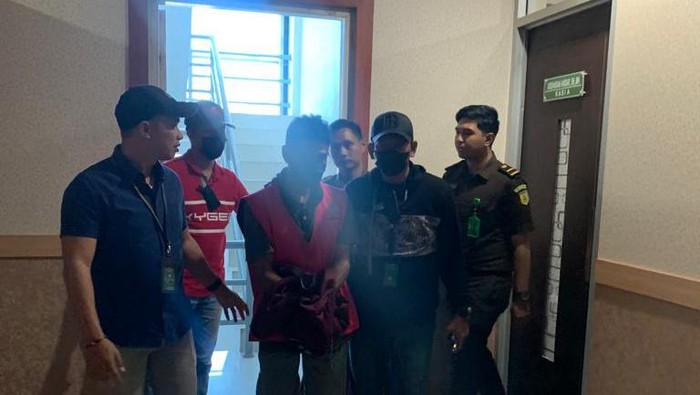 Tim Tabur Intelijen Kejaksaan Tinggi (Kejati) Sulawesi Selatan (Sulsel) dan Tim Kejaksaan Negeri Barru menangkap Munir Bin Sennang (58), tersangka kasus korupsi proyek pengembangan agribisnis hortikultura di Barru senilai Rp 1.475.000.