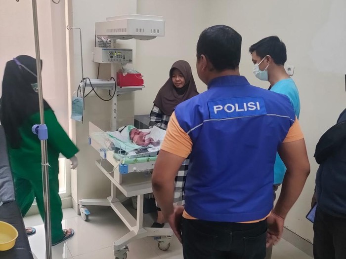 Bayi laki-laki yang di buang di Gresik mendapat perawatan