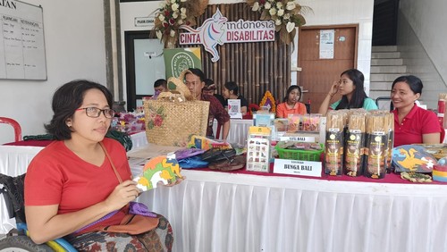Berbagai produk dari UMKM penyandang disabilitas yang ditampilkan dalam kegiatan Indonesia Cinta Disabilitas (ICD) tahun 2023 di Gedung Graha Nawasena, Jalan Kamboja No. 4 Denpasar, Bali pada Rabu (23/8/2023). (Ni Made Lastri Karsiani Putri-detikBali)