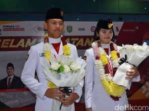 Tangis Haru Sambut Kedatangan 2 Pelajar Pembawa-Pengibar Bendera Negara