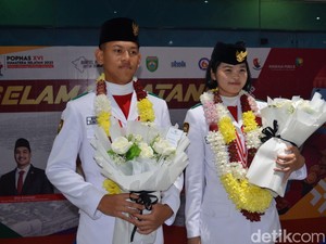 Tangis Haru Sambut Kedatangan 2 Pelajar Pembawa-Pengibar Bendera Negara