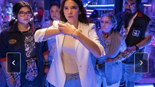 Cuplikan adegan dalam film Blue Beetle (2023).