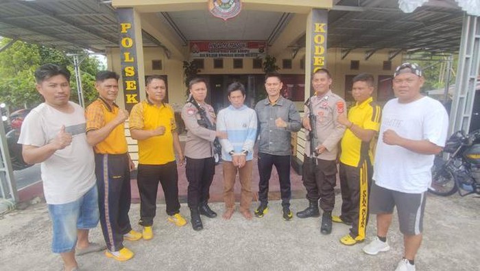 Terduga pelaku pembunuhan di Bone Sanuddin (35) yang diamankan anggota Polsek Kodeoha.