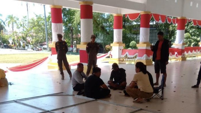Pentas seni dan budaya yang melibatkan tokoh spiritual Bugis Bissu di Kabupaten Bone, Sulawesi Selatan (Sulsel) dibubarkan pemerintah dan aparat polisi.