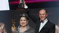 Thio Siu Lie (Agen Generali Indonesia yang memenangkan Top Agent of The Year 2022) dan Edy Tuhirman (CEO Generali Indonesia) dalam acara Top Agent Award Asosiasi Asuransi Jiwa Indonesia yang ke ke-36.  Ini merupakan kedua kalinya selama dua tahun berturut-turut, Generali Indonesia meraih predikat ini yang sebelumnya dimenangkan oleh Ibu Budi Purnama Dewi sebagai Top Agent of The Year 2021.