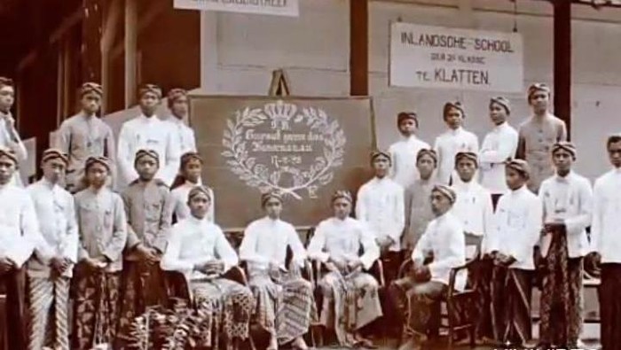 Buku Induk Sekolah Boemi Poetra tahun 1934 yang kini jadi SDN 1 Klaten. Potret bangunan lama sekolah. Foto diunggah (23/8/2023).
