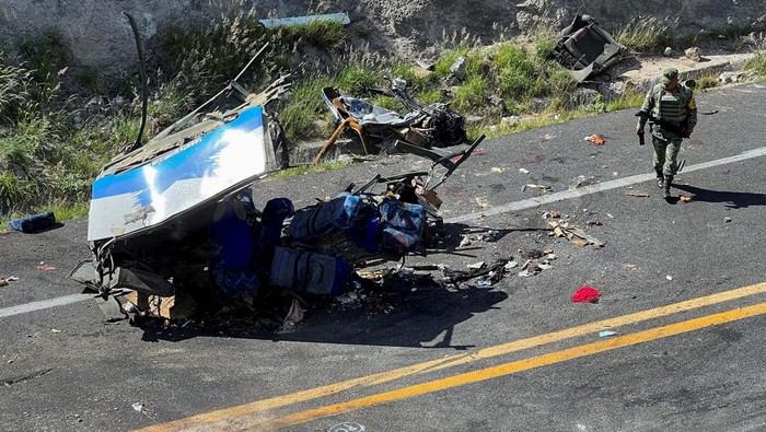 Bus Kecelakaan di Meksiko, 15 Pekerja Migran Tewas SENSITIVE MATERIAL. THIS IMAGE MAY OFFEND OR DISTURB A man observes the wreckage of a truck that crashed with a bus, in a road accident which left over a dozen passengers dead, in Tepelmeme Villa de Morelos, in Oaxaca state, Mexico August 22, 2023. REUTERS/Jose de Jesus Cortes REFILE - CORRECTING FROM