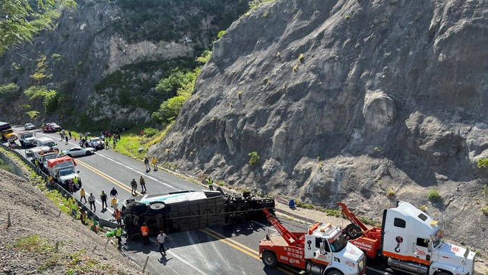 Bus Kecelakaan di Meksiko, 15 Pekerja Migran Tewas SENSITIVE MATERIAL. THIS IMAGE MAY OFFEND OR DISTURB A man observes the wreckage of a truck that crashed with a bus, in a road accident which left over a dozen passengers dead, in Tepelmeme Villa de Morelos, in Oaxaca state, Mexico August 22, 2023. REUTERS/Jose de Jesus Cortes REFILE - CORRECTING FROM