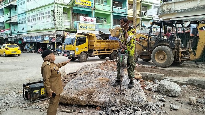 Camat Pasar Jambi mengeluhkan bongkahan batu besar di jalan yang menghalangi warganya.