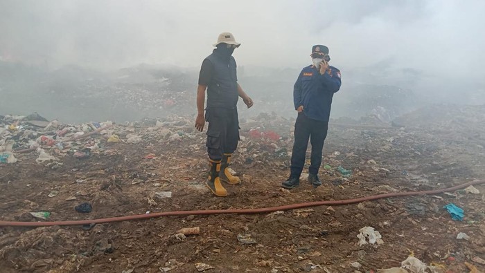 Damkar Bandung saat mengecek kondisi kebakaran di TPA Sarimukti