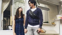 Sementara itu, Denny Sumargo Banyak membagi kan momen nya bersama sang istri di Instagram. Salah satunya momen ketika nongkrong di kafe serba putih ini. Foto: Instagram @sumargodenny