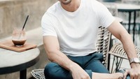 Beginilah pose Denny Sumargo ketika menikmati kopi di kafe kekinian. Kafenya berkonsep industrial yang cocok untuk bersantai. Foto: Instagram @sumargodenny