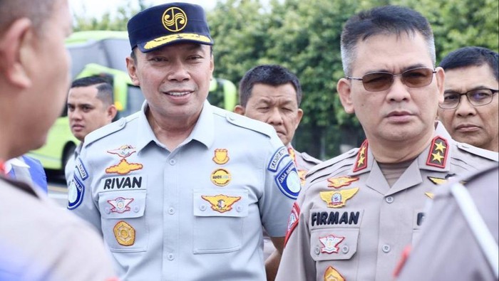 Direktur Utama Jasa Raharja Rivan A Purwantono (kiri) dan Kakorlantas Polri Irjen Firman Shantyabudi (kanan).