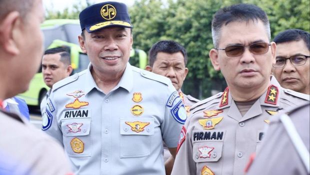 Direktur Utama Jasa Raharja Rivan A Purwantono (kiri) dan Kakorlantas Polri Irjen Firman Shantyabudi (kanan).