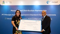 Hal itu ditandai dengan penandatangan nota kesepahaman antara Presiden Direktur Principal Indonesia Naresh Krishnan (kanan) dan Head of Wealth Management Standard Chartered Indonesia Meru Arumdalu, di Jakarta, Rabu (23/8/2023).