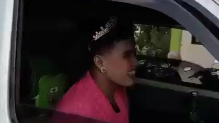 Driver ambulans di Sragen jadi viral karena masih berkebaya dan bersanggul saat jemput pasien. Foto diunggah Rabu (23/8/2023).