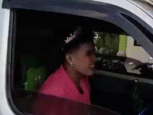 Unik Mas-mas Berkebaya Sopiri Ambulans dan Jemput Pasien