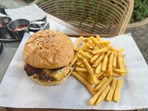 Bersantai Sambil Makan Burger Klasik Amerika di Menteng