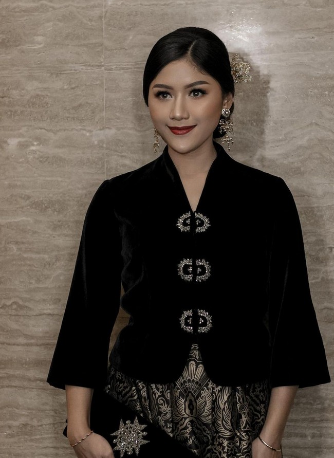 Erina Gudono mengenakan kebaya beludru hitam dari koleksi Ghea Fashion Studio. Wanita 26 tahun ini juga menata rambutnya dengan sanggul modern. Foto: Instagram/@erinagudono