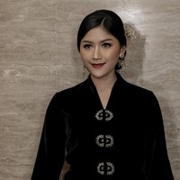 Erina Gudono mengenakan kebaya beludru hitam dari koleksi Ghea Fashion Studio. Wanita 26 tahun ini juga menata rambutnya dengan sanggul modern. Foto: Instagram/@erinagudono