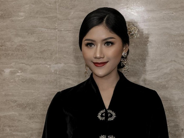 Erina Gudono Pakai Kebaya