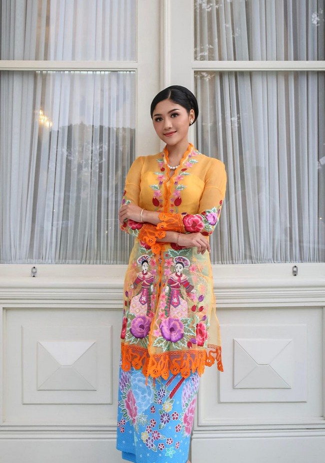 Warna oranye juga dipilih Erina Gudono saat mengenakan kebaya di acara Istana Berkebaya pada 6 Agustus 2023. Kebaya encim dari koleksi Roemah Kebaya Vielga ini tampil unik dengan bordir berbentuk penari Jaipong dan bunga berwarna cerah. Erina memadukannya dengan batik pesisir bernuansa biru. Foto: Instagram/@erinagudono