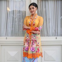 Warna oranye juga dipilih Erina Gudono saat mengenakan kebaya di acara Istana Berkebaya pada 6 Agustus 2023. Kebaya encim dari koleksi Roemah Kebaya Vielga ini tampil unik dengan bordir berbentuk penari Jaipong dan bunga berwarna cerah. Erina memadukannya dengan batik pesisir bernuansa biru. Foto: Instagram/@erinagudono