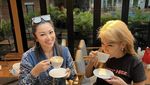 Fitri Carlina Romantis Bareng Suami Saat Kulineran