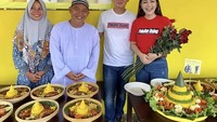 Di hari jadi mereka, Fitri Carlina dan sang suami merayakannya dengan pemotongan tumpeng. Foto: Instagram @fitricarlina