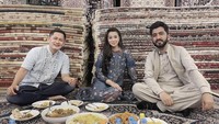 Penyanyi dangdut 36 tahun ini sempat memperingati Maulid Nabi bersama suami pilotnya dengan menikmati berbagai hidangan khas Timur Tengah. Foto: Instagram @fitricarlina