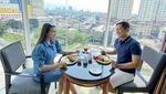Fitri Carlina Romantis Bareng Suami Saat Kulineran