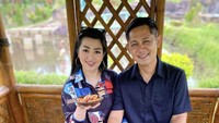 Seru! Fitri Carlina dan suami pilotnya, Hendra Sumendap kali ini makan siang di pinggir sawah dengan menikmati aneka makanan Indonesia. Foto: Instagram @fitricarlina